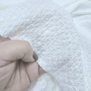 בד סריג דגם פופקורן בצבע אופוויט